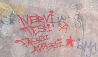 Salerno, dopo l’inaugurazione della sede compaiono scritte contro Futuro Nazionale: scatta la denuncia