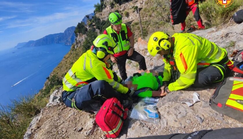 Cade sul Sentiero degli Dei, grave una 77enne