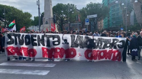 Salerno, in piazza contro carovita e riarmo: mille persone al corteo dello sciopero generale Salerno, in piazza contro carovita e riarmo: mille persone al corteo dello sciopero generale