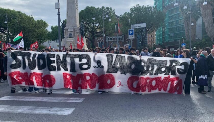 Salerno, in piazza contro carovita e riarmo: mille persone al corteo dello sciopero generale