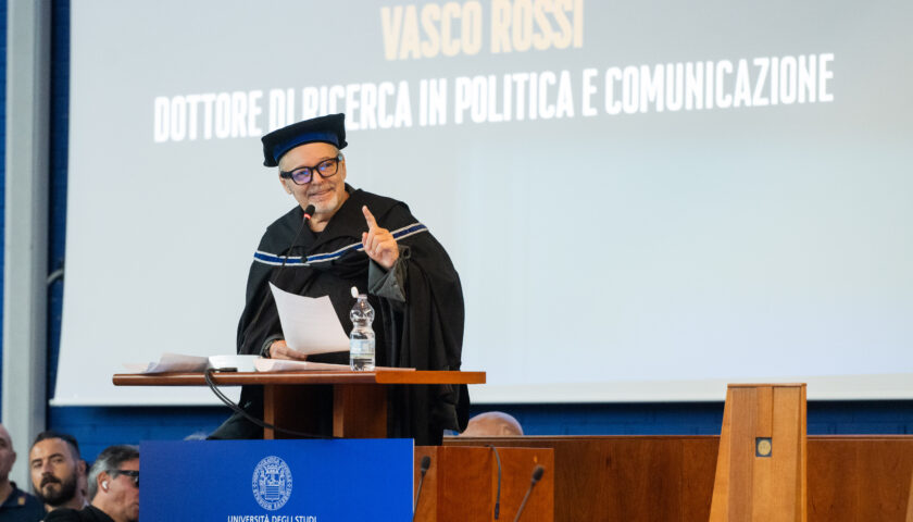 Vasco Rossi diventa dottore a Salerno: “Trasformo i sogni in canzoni”