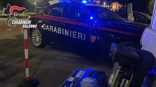 Evade dai domiciliari e dà in escandescenza davanti a un bar: paura a Pontecagnano