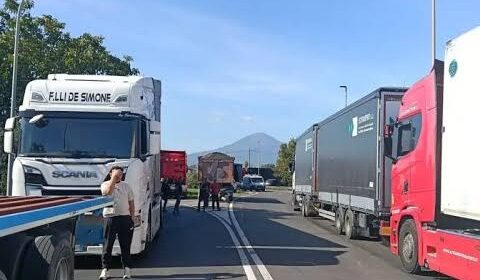 Caro carburanti, nuova protesta dei camionisti: blocchi tra Napoli e l’Agro nocerino