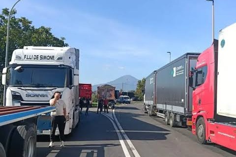 Caro carburanti, nuova protesta dei camionisti: blocchi tra Napoli e l’Agro nocerino