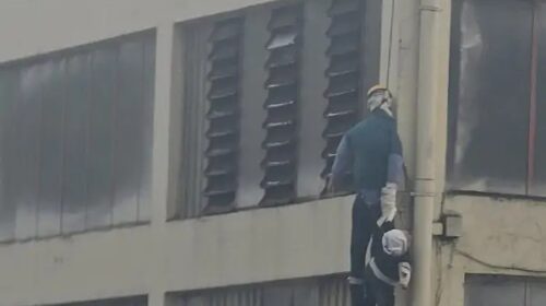 Fonderie Pisano, manichino vestito da operaio appeso all’esterno dello stabilimento Fonderie Pisano, manichino vestito da operaio appeso all’esterno dello stabilimento
