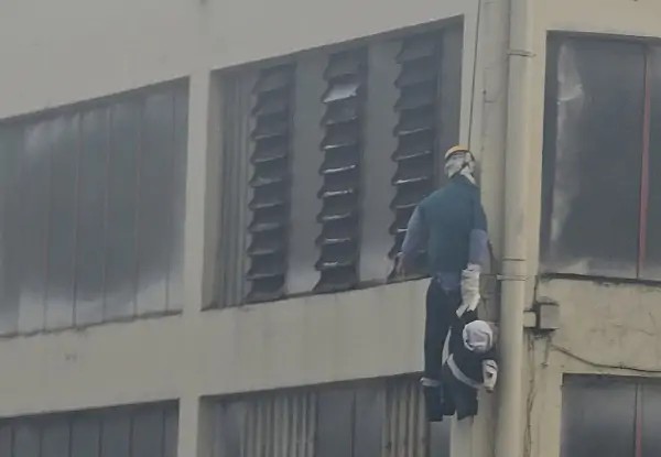 Fonderie Pisano, manichino vestito da operaio appeso all’esterno dello stabilimento