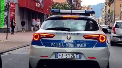 Salerno, metal detector in dotazione alla Polizia Municipale: controlli anche davanti alle scuole