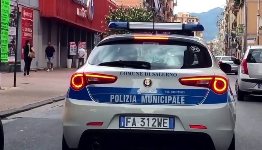 Salerno, metal detector in dotazione alla Polizia Municipale: controlli anche davanti alle scuole