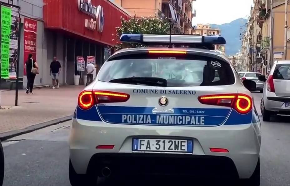 Salerno, metal detector in dotazione alla Polizia Municipale: controlli anche davanti alle scuole
