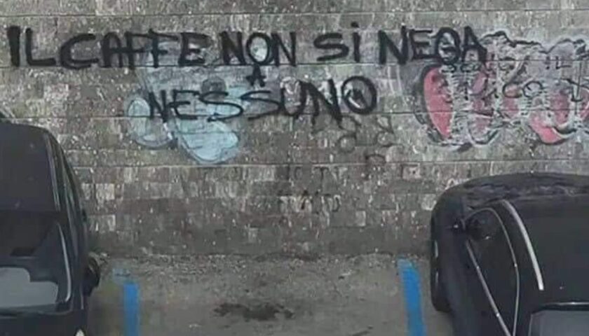 Salerno, scritta dei parcheggiatori abusivi a piazza Casalbore: Cammarota chiama la Procura
