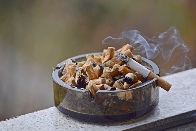 IL VICINO CONTINUA A GETTARE MOZZICONI DI SIGARETTE SUL MIO BALCONE: COSA POSSO FARE?