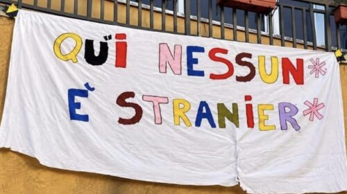 “Nessun è stranier”, striscione su un balcone di un plesso scolastisco di Salerno. Tommasetti: “A scuola servono italiano e integrazione, non slogan” “Nessun è stranier”, striscione su un balcone di un plesso scolastisco di Salerno. Tommasetti: “A scuola servono italiano e integrazione, non slogan”