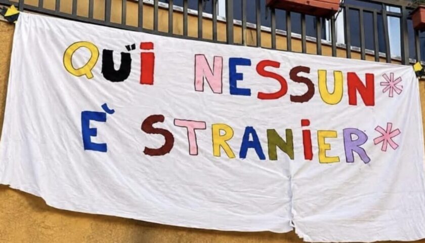 “Nessun è stranier”, striscione su un balcone di un plesso scolastisco di Salerno. Tommasetti: “A scuola servono italiano e integrazione, non slogan”