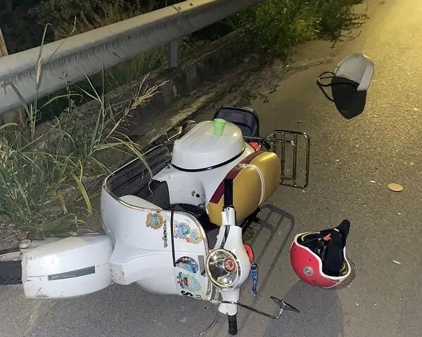 Pontecagnano, Vespa tamponata da un’auto: ferito un 44enne
